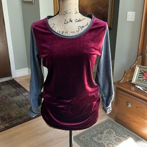 Sundance Red Valor Top, Size Medium. Elastic at sleeve and side hip.